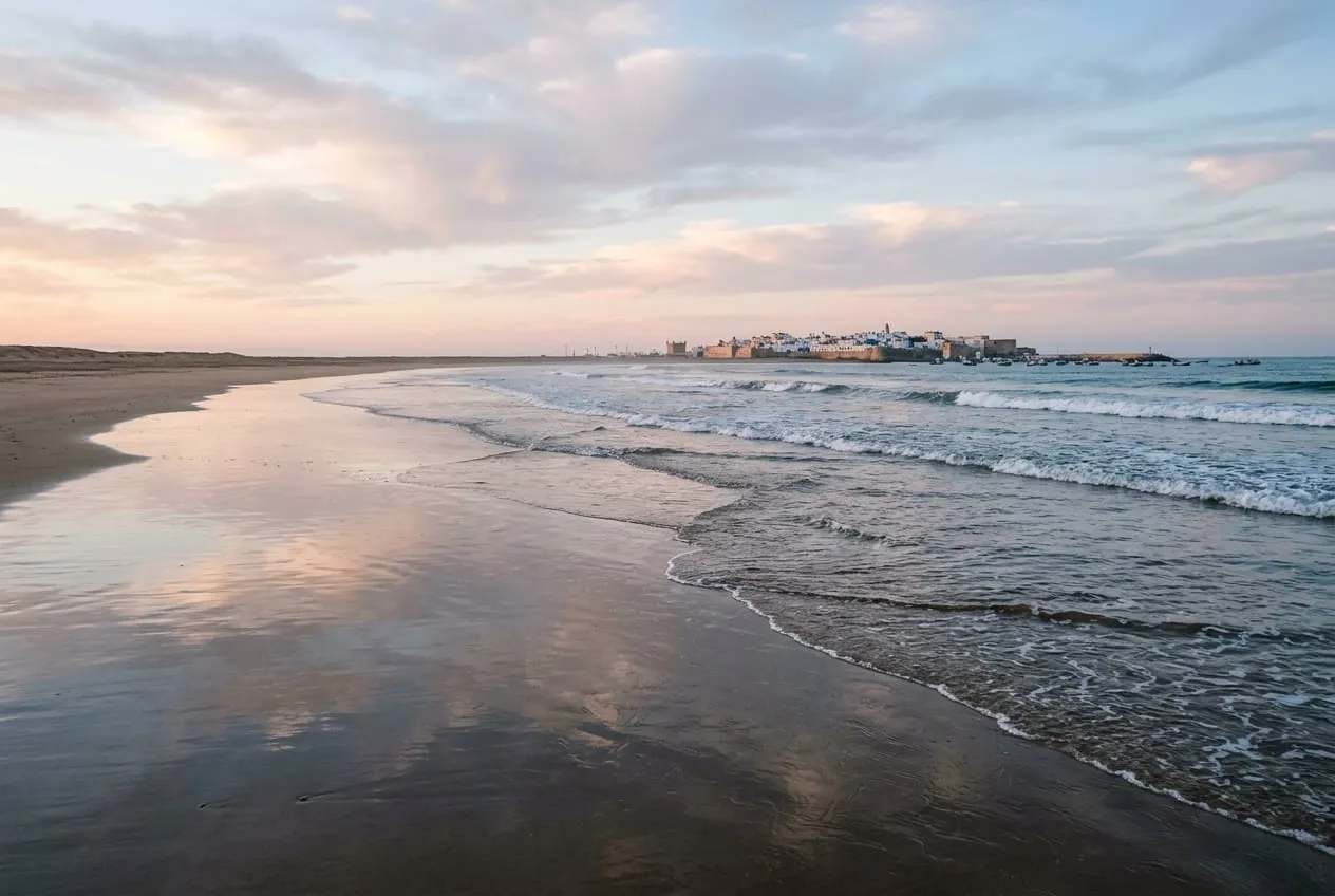 Breed leeg strand bij Essaouira met de branding van de Atlantische Oceaan